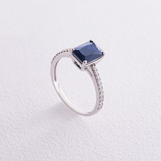 Серебряное кольцо с синт. сапфиром и фианитами 1826/1р-НSPH