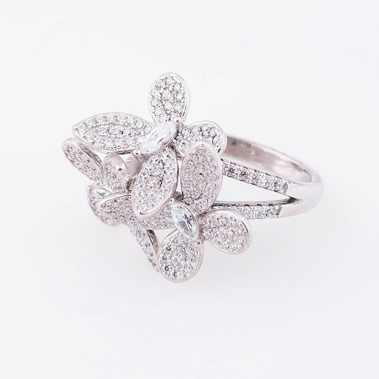 Серебряное кольцо "Бабочки" с фианитами 111953 - 1 Серебряное кольцо "Бабочки" с фианитами 111953 от ювелирного магазина Оникс - 1