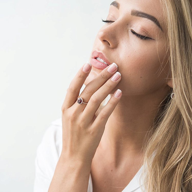 Золота каблучка з піропом (гранатом) і фіанітами к05078 від ювелірного магазину Онікс - 5