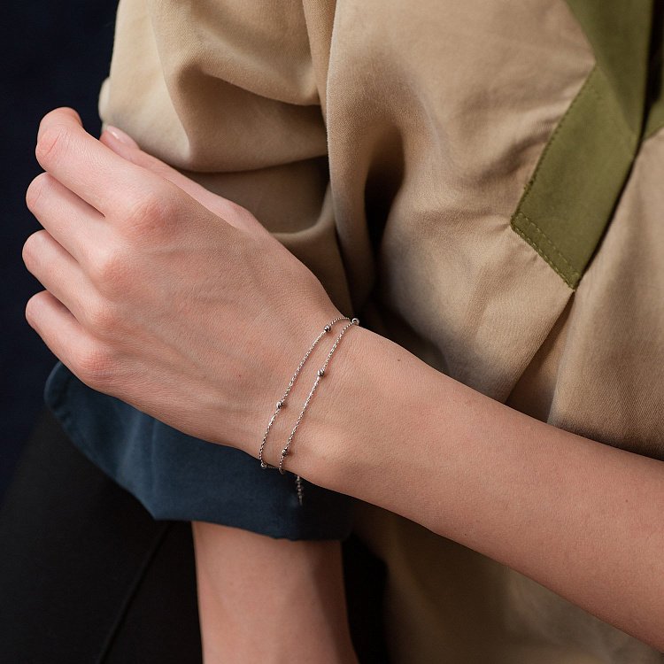 Подвійний браслет "Кульки" в білому золоті б04705 від ювелірного магазину Онікс - 1