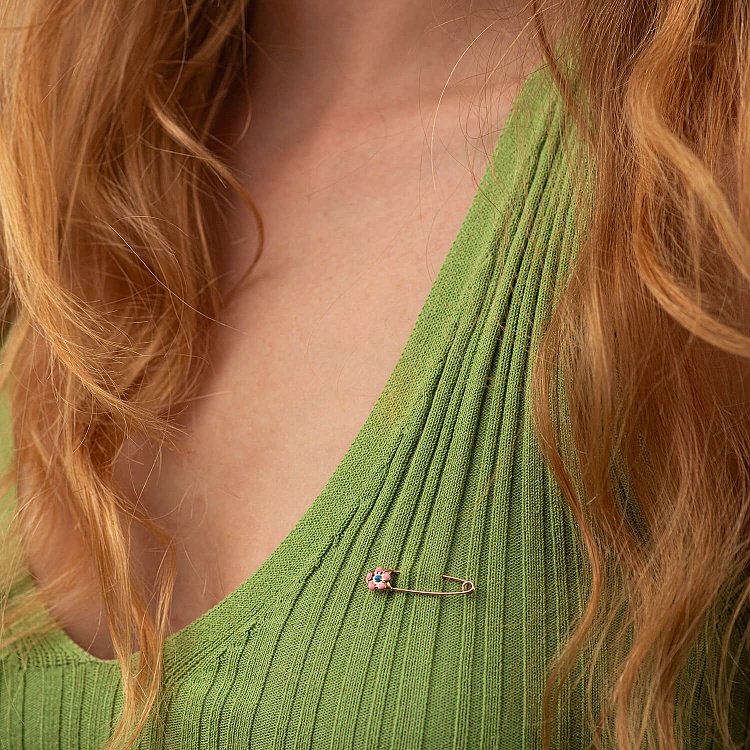 Золотая детская булавка "Цветочек" с эмалью зак00045 от ювелирного магазина Оникс - 1