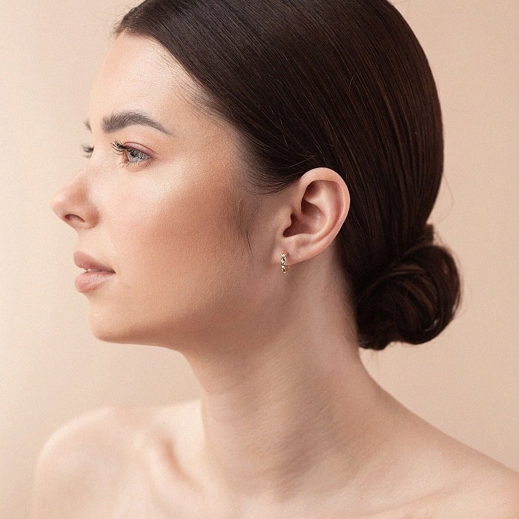 Сережки - пусети "Mona" в жовтому золоті с08379 від ювелірного магазину Онікс - 2