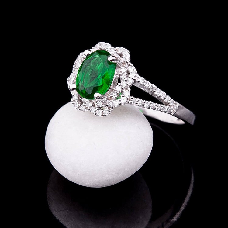 Каблучка з синтетичною шпинеллю зеленого кольору к07 від ювелірного магазину Онікс