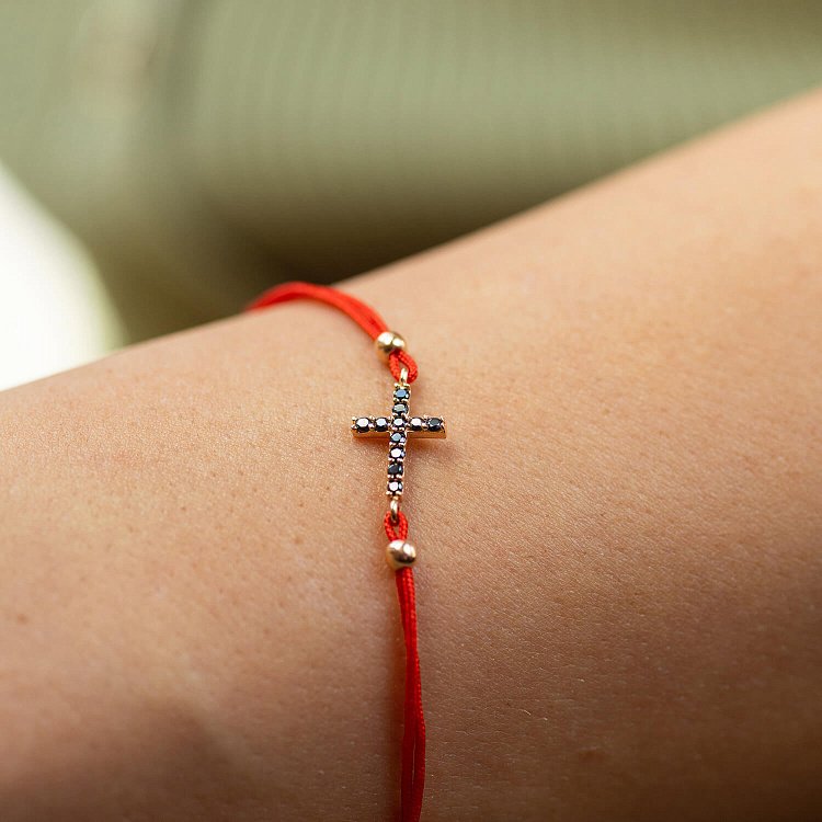 Браслет с красной нитью и крестиком (черные фианиты) б05331 от ювелирного магазина Оникс - 1