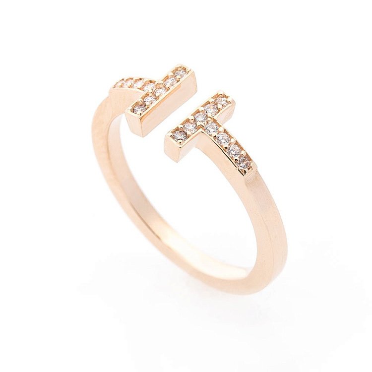 Золота каблучка "Т" з фіанітами к05766 Золота каблучка "Т" з фіанітами к05766 від ювелірного магазину Онікс