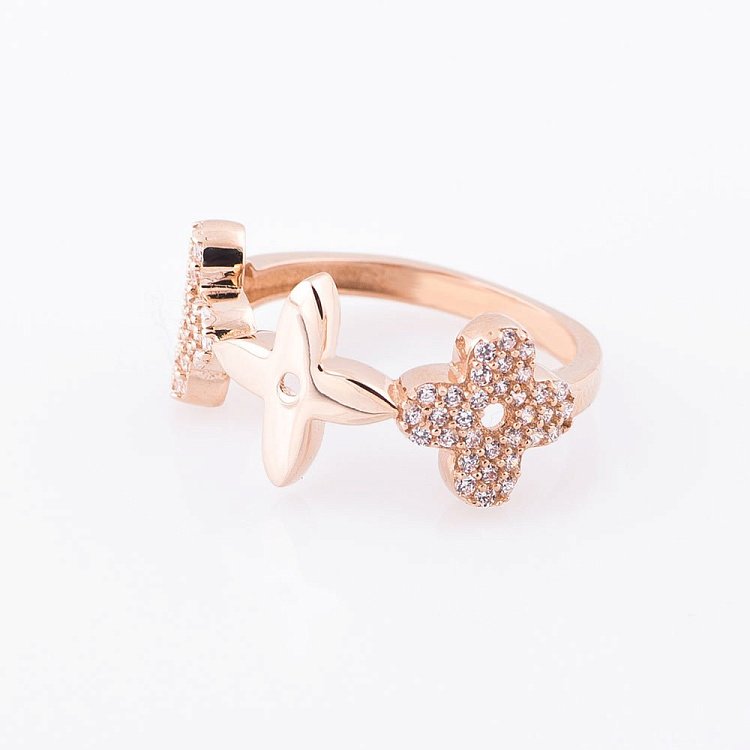 Золота каблучка "Конюшина" (фіаніти) к05196 від ювелірного магазину Онікс