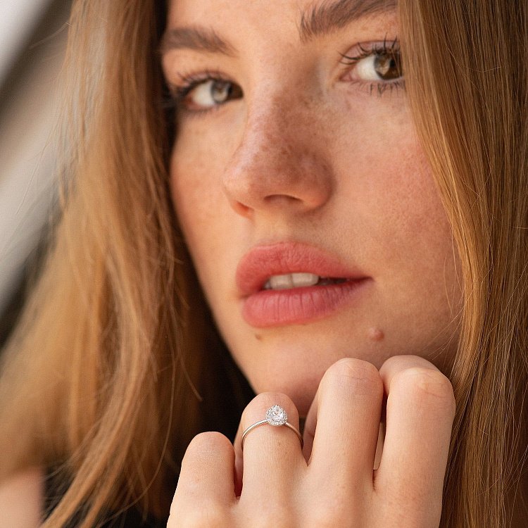 Золота каблучка "Крапелька" з діамантами 242171121 від ювелірного магазину Онікс - 1