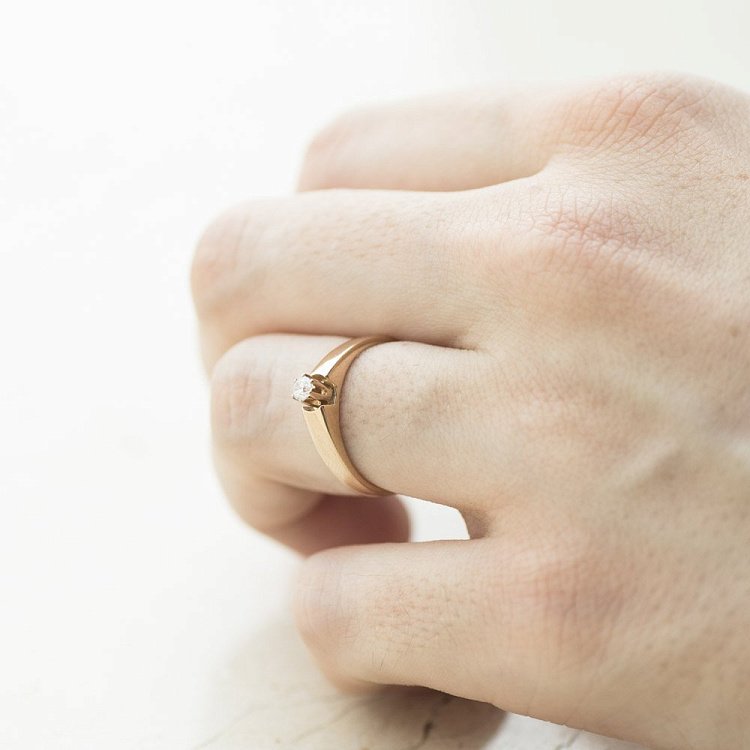 Золотое помолвочное кольцо с фианитом к04918 от ювелирного магазина Оникс - 5