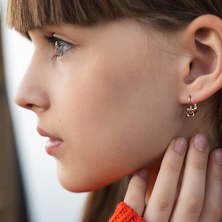 Детские золотые серьги "Цветочки" (коричневые фианиты) с08018 от ювелирного магазина Оникс - 1