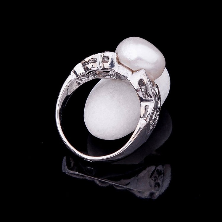 Золотое кольцо с культивированным пресноводным жемчугом к620 от ювелирного магазина Оникс - 1