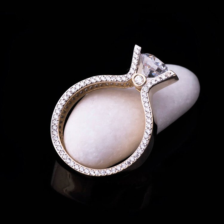 Золота каблучка з фіанітами по краях к04057 від ювелірного магазину Онікс - 1