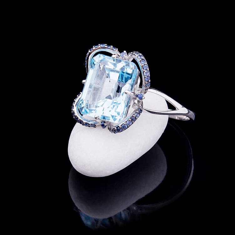 Золота каблучка з блакитним топазом і синіми сапфірами 14032308 від ювелірного магазину Онікс - 1