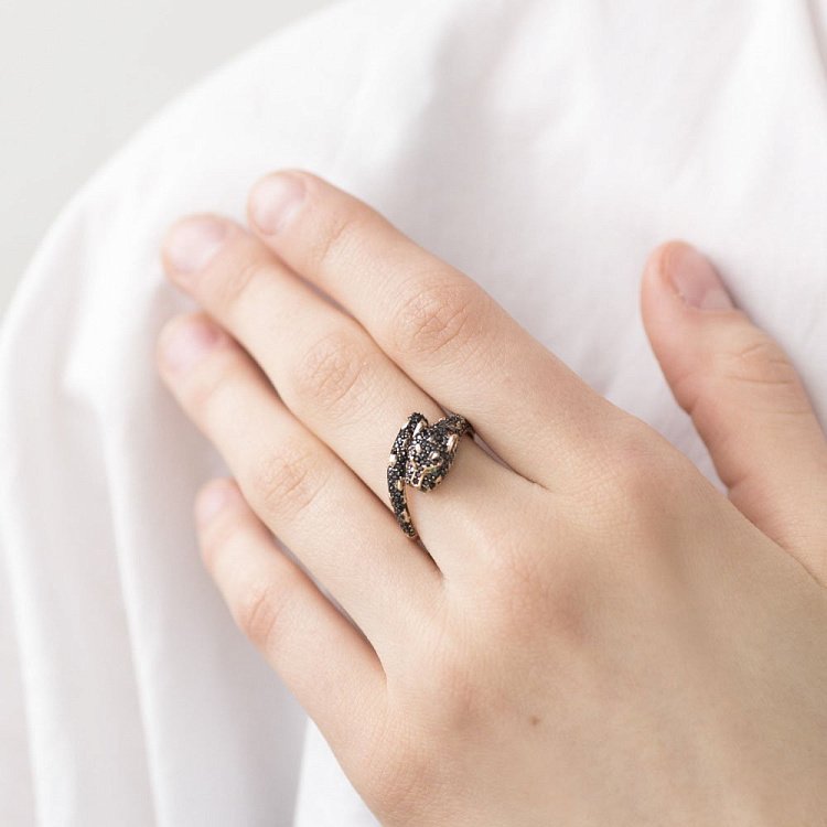 Золотое кольцо "Пантера" с фианитами к06138 - 1 Золотое кольцо "Пантера" с фианитами к06138 от ювелирного магазина Оникс - 1