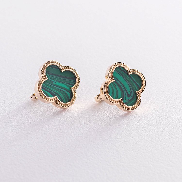 Золотые серьги "Клевер" с малахитом с07366 от ювелирного магазина Оникс