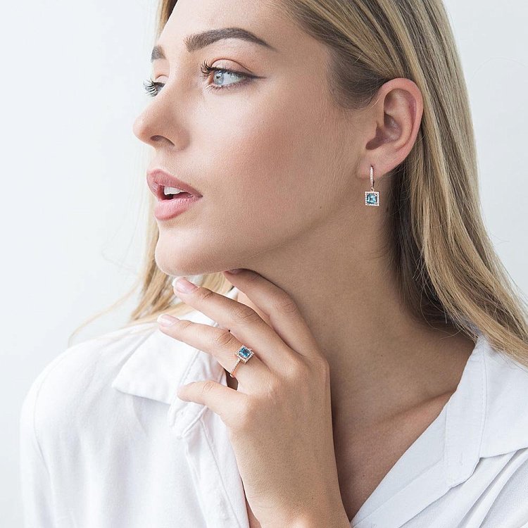 Золота каблучка (топаз "Лондон блакитний", фіаніти) к04755 - 2 Золота каблучка (топаз "Лондон блакитний", фіаніти) к04755 від ювелірного магазину Онікс - 2