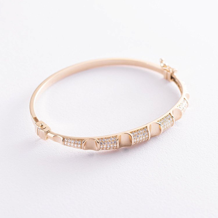 Жесткий золотой браслет с фианитами б04491 от ювелирного магазина Оникс