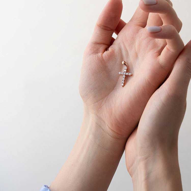 Золотой крестик с белыми фианитами п03562 - 2 Золотой крестик с белыми фианитами п03562 от ювелирного магазина Оникс - 2