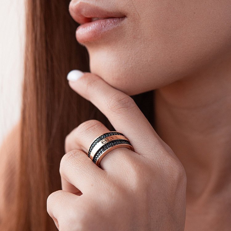 Золота каблучка "Love" (чорні фіаніти) к05922 - 1 Золота каблучка "Love" (чорні фіаніти) к05922 від ювелірного магазину Онікс - 1