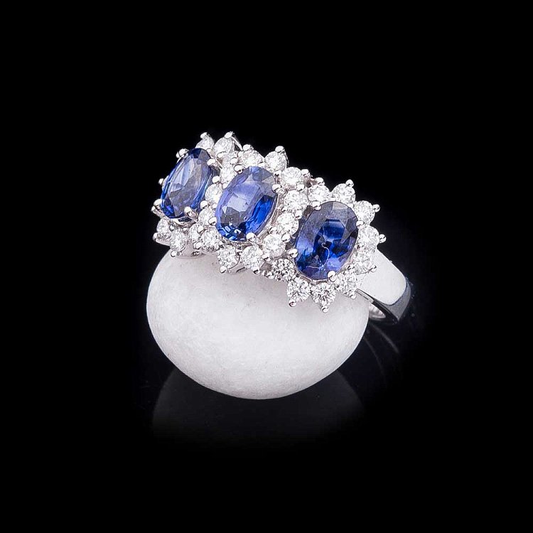 Золотое кольцо с синими сапфирами и бриллиантами 43900gf от ювелирного магазина Оникс - 1