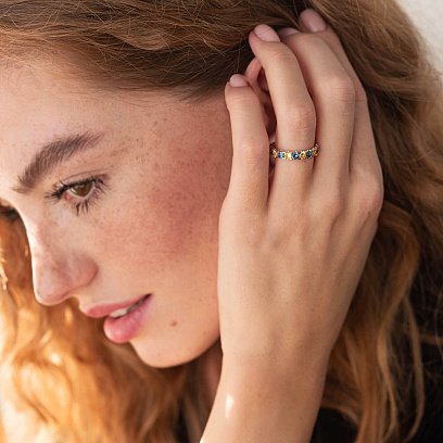 Кольцо с дорожкой голубых и желтых камней (красное золото) к07107 №3