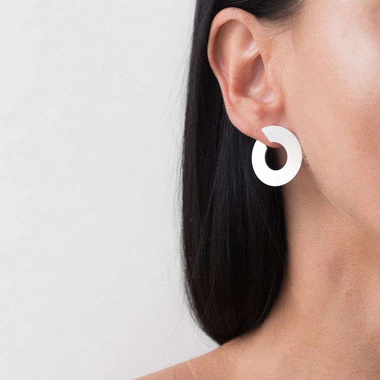 Серебряные серьги-пусеты Головокружение (матовые) 122573 от ювелирного магазина Оникс - 4