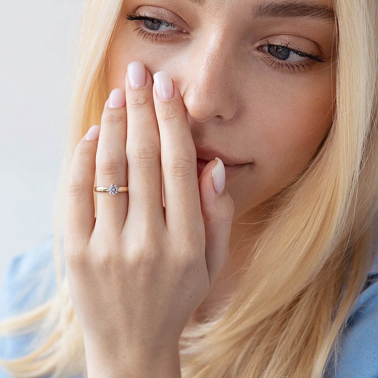 Золотое помолвочное кольцо с фианитом к05205 от ювелирного магазина Оникс - 1