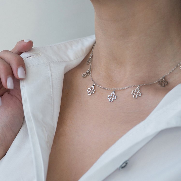 Серебряное колье "Клевер" 18969 от ювелирного магазина Оникс