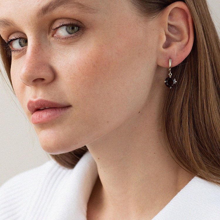 Золотые серьги "Влечение" с пиропом с08699 от ювелирного магазина Оникс - 3