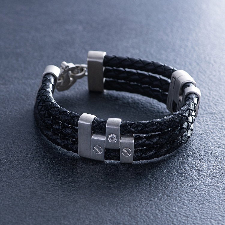 Мужской серебряный браслет с фианитами (кожа) 368 от ювелирного магазина Оникс - 1