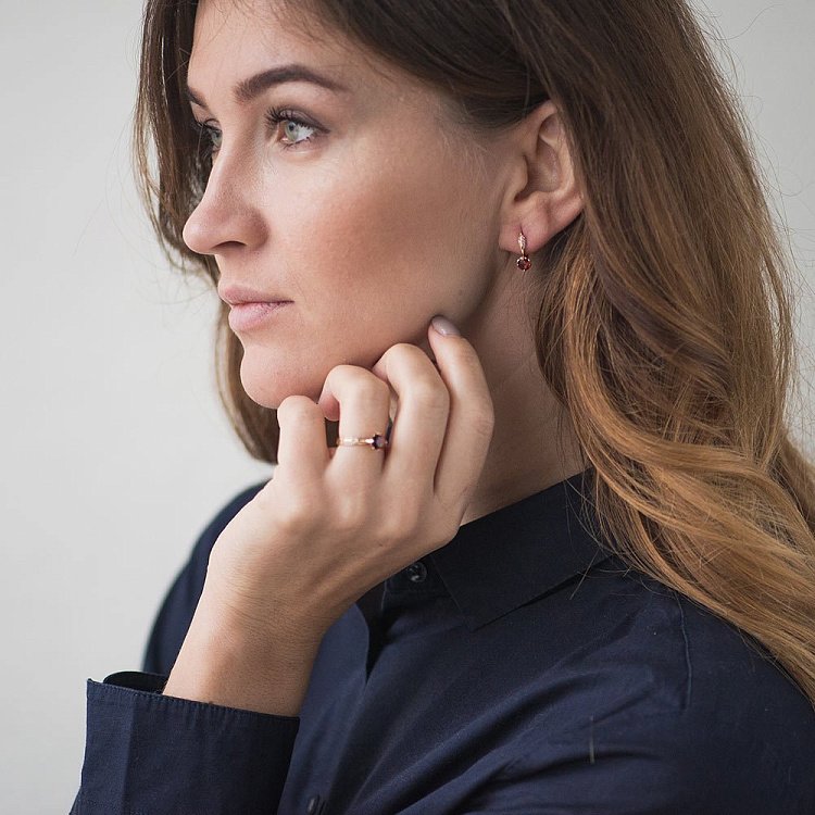 Золотое кольцо с гранатом и фианитами 14028132 - 4 Золотое кольцо с гранатом и фианитами 14028132 от ювелирного магазина Оникс - 4