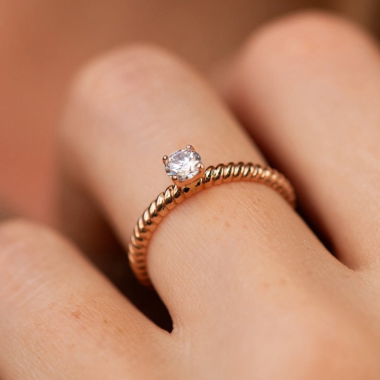 Заручальна золота каблучка з фіанітом к08194 від ювелірного магазину Онікс - 1