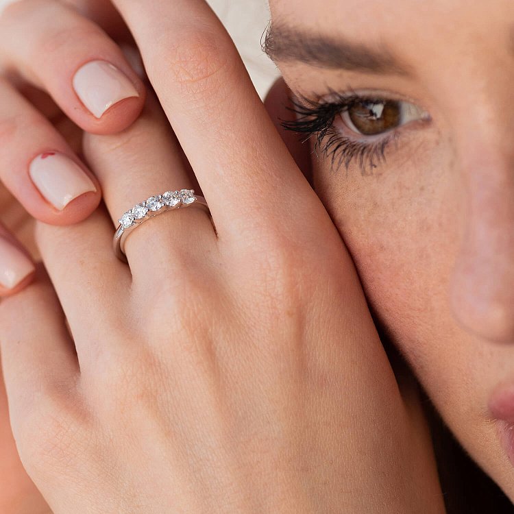 Каблучка в білому золоті з діамантами кб0492cha від ювелірного магазину Онікс - 1