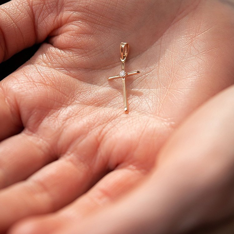 Золотий хрестик з фіанітом п03456 від ювелірного магазину Онікс - 1