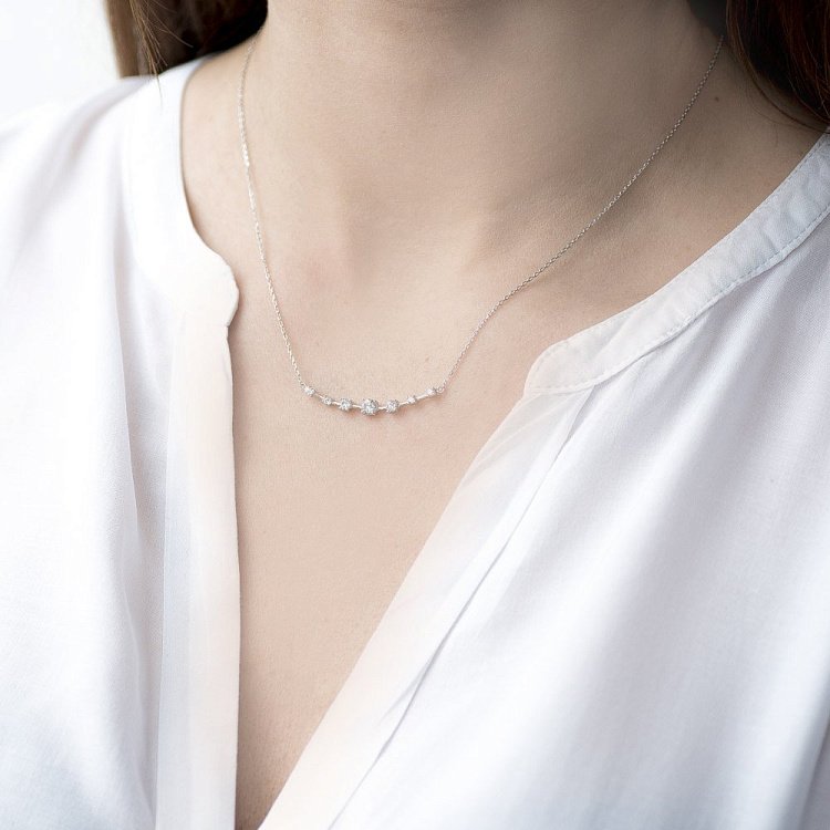 Серебряное колье с фианитами 18504 от ювелирного магазина Оникс