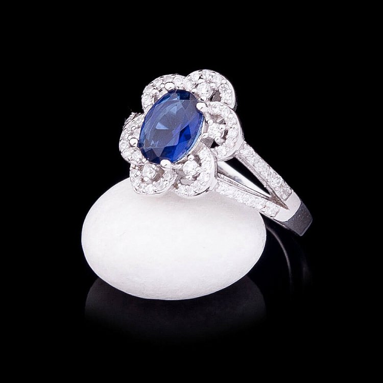 Кольцо с синтетической шпинелью синего цвета к09 от ювелирного магазина Оникс - 1