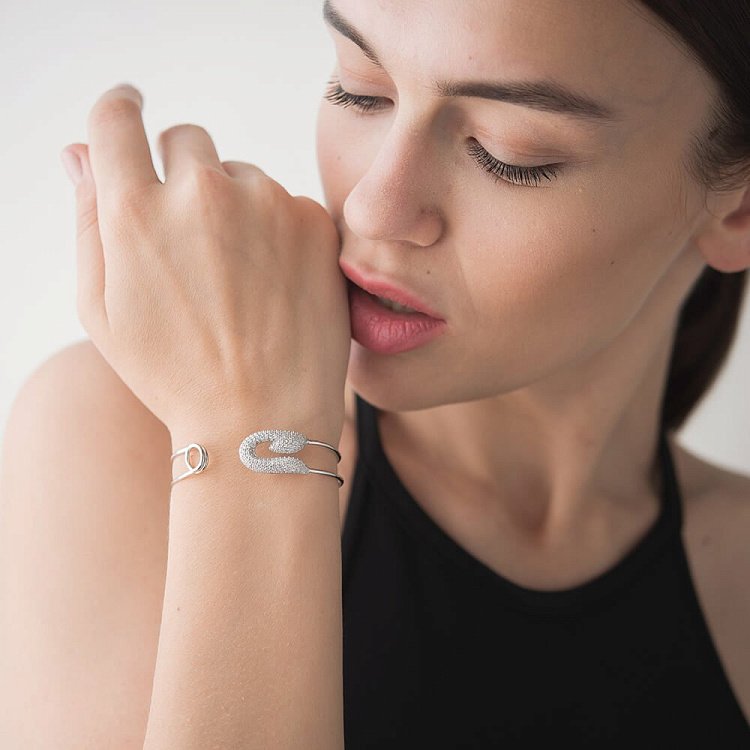 Срібний браслет "Булавка" з фіанітами 14976 від ювелірного магазину Онікс