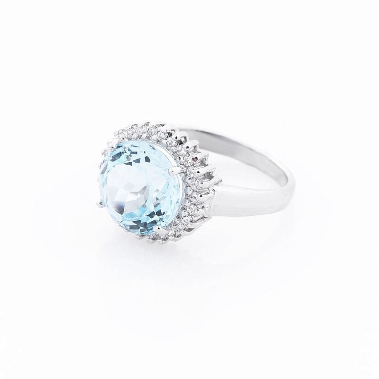 Серебряное кольцо с голубым топазом и фианитами 111433 - 1 Серебряное кольцо с голубым топазом и фианитами 111433 от ювелирного магазина Оникс - 1