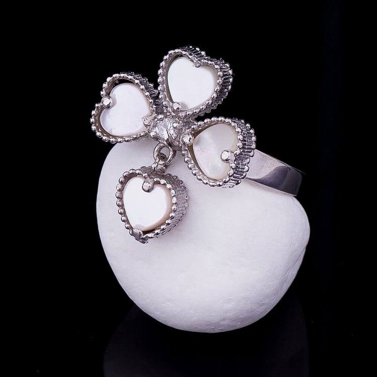 Кольцо "Клевер" (перламутр) 111682 от ювелирного магазина Оникс