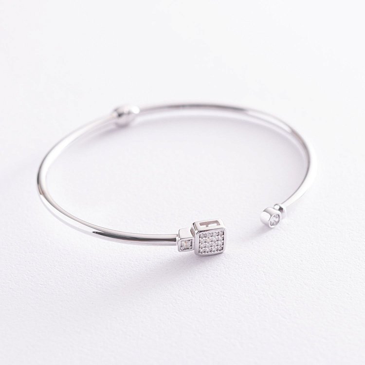 Жесткий золотой браслет (фианиты) б04520 от ювелирного магазина Оникс