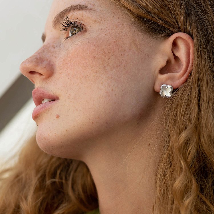 Серебряные серьги - пусеты "Клевер" (перламутр, фианиты) 158/1п от ювелирного магазина Оникс - 3