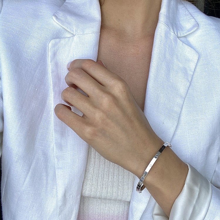 Жесткий браслет в белом золоте б04746 от ювелирного магазина Оникс - 4