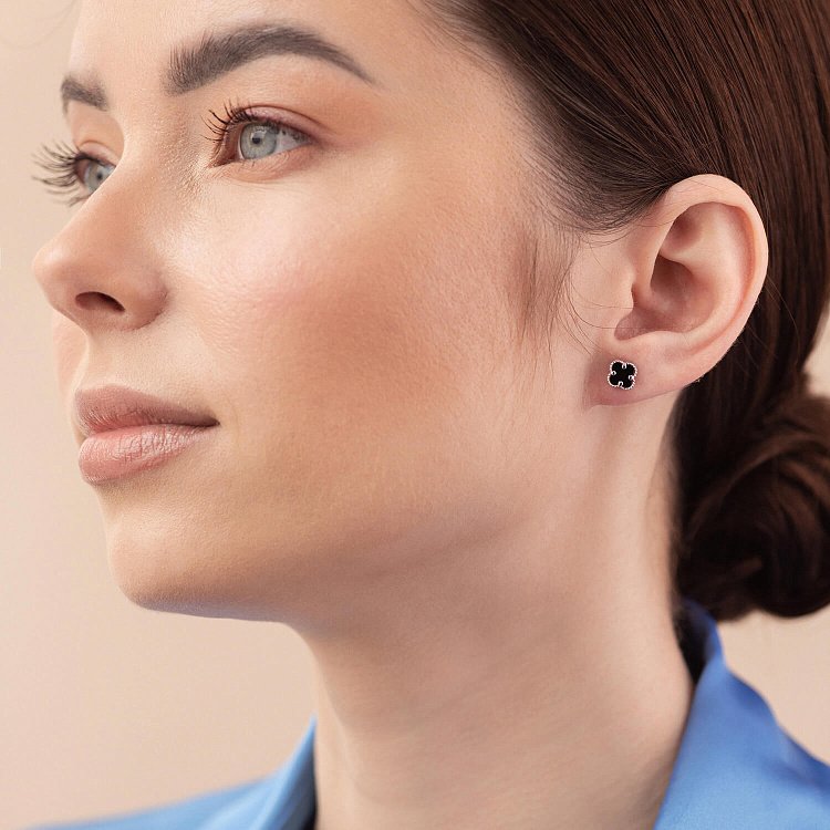 Сережки - пусети "Конюшина" з оніксом mini (біле золото) с08414 від ювелірного магазину Онікс - 4