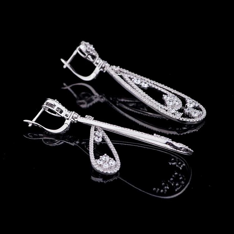 Сережки срібні з фіанітами 121844 від ювелірного магазину Онікс - 1