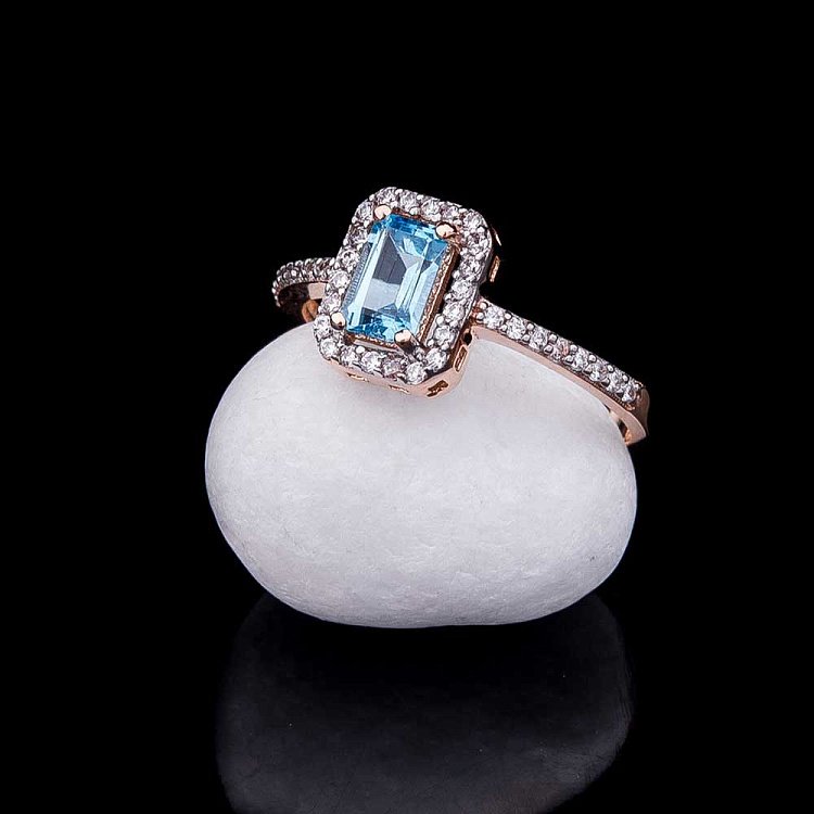 Золотое кольцо с голубым топазом и фианитами к04640 от ювелирного магазина Оникс - 1