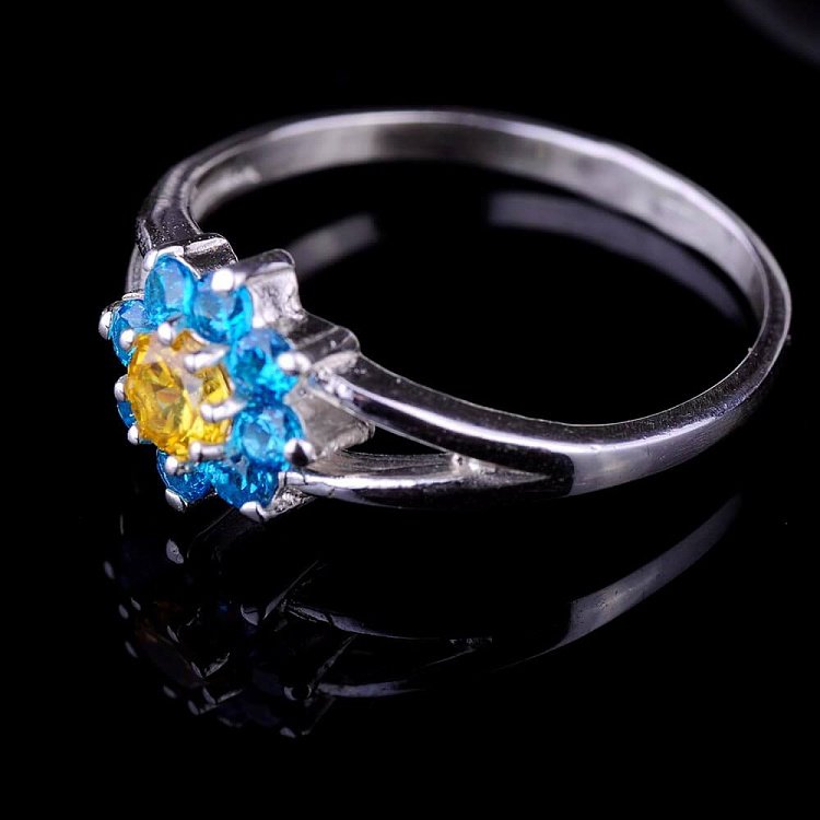 Срібний перстень з фіанітами 111579 від ювелірного магазину Онікс - 1