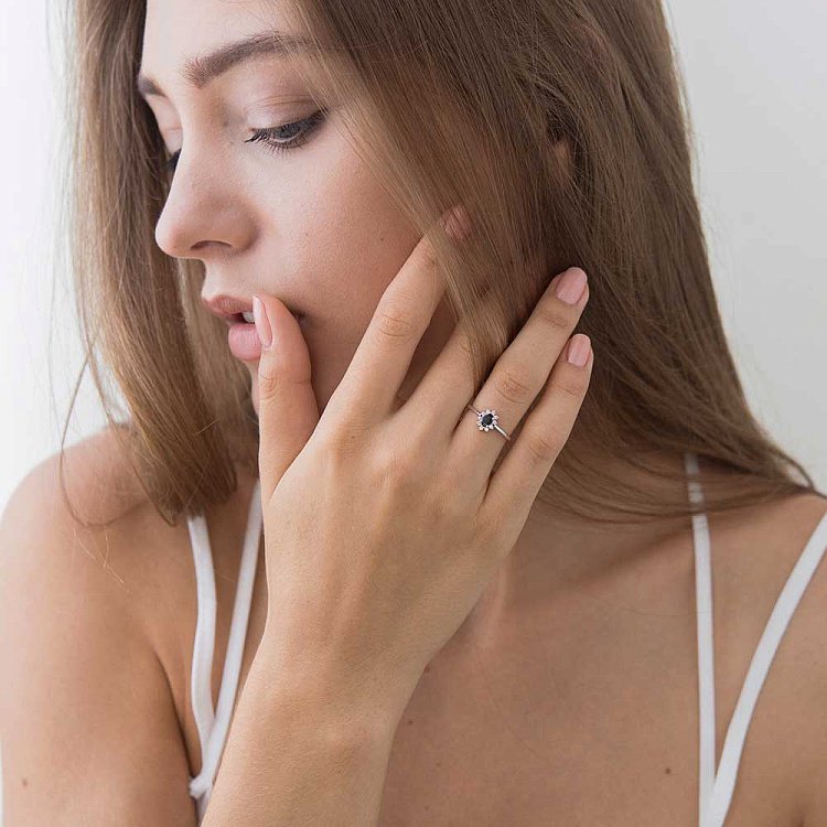 Золота каблучка з синім сапфіром і діамантами JMSR7915 від ювелірного магазину Онікс - 3