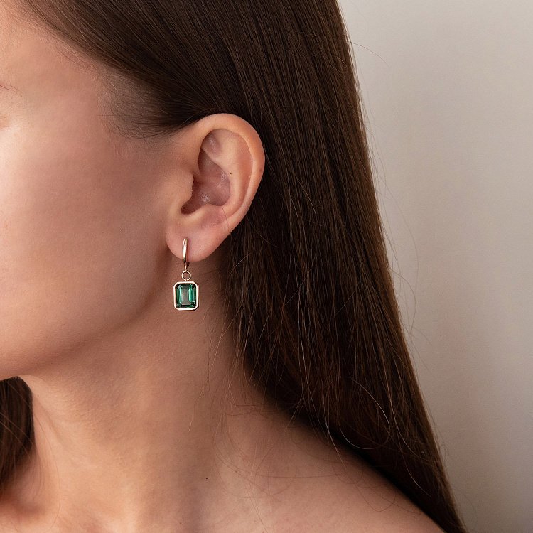 Золоті сережки з зеленими фіанітами с07513 від ювелірного магазину Онікс - 1