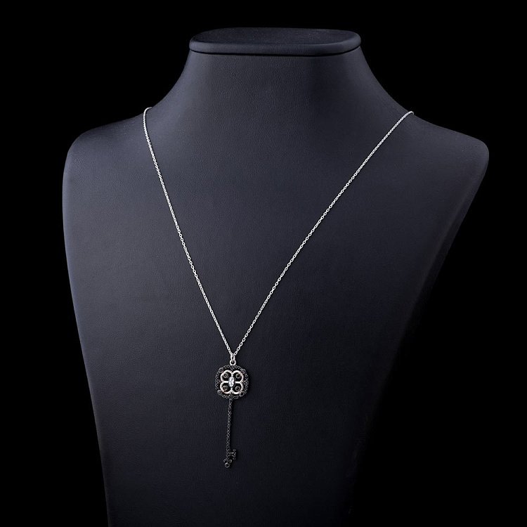 Серебряное колье "Ключик" (фианиты) 18455 от ювелирного магазина Оникс - 1