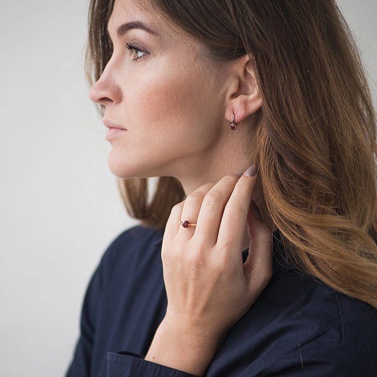 Золота каблучка з гранатом і фіанітами 14028132 від ювелірного магазину Онікс - 1