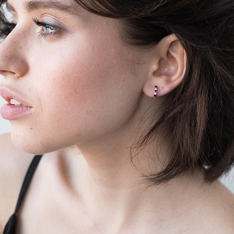 Срібні сережки - кільця з сердечками (емаль, фіаніт) 122455 від ювелірного магазину Онікс - 1